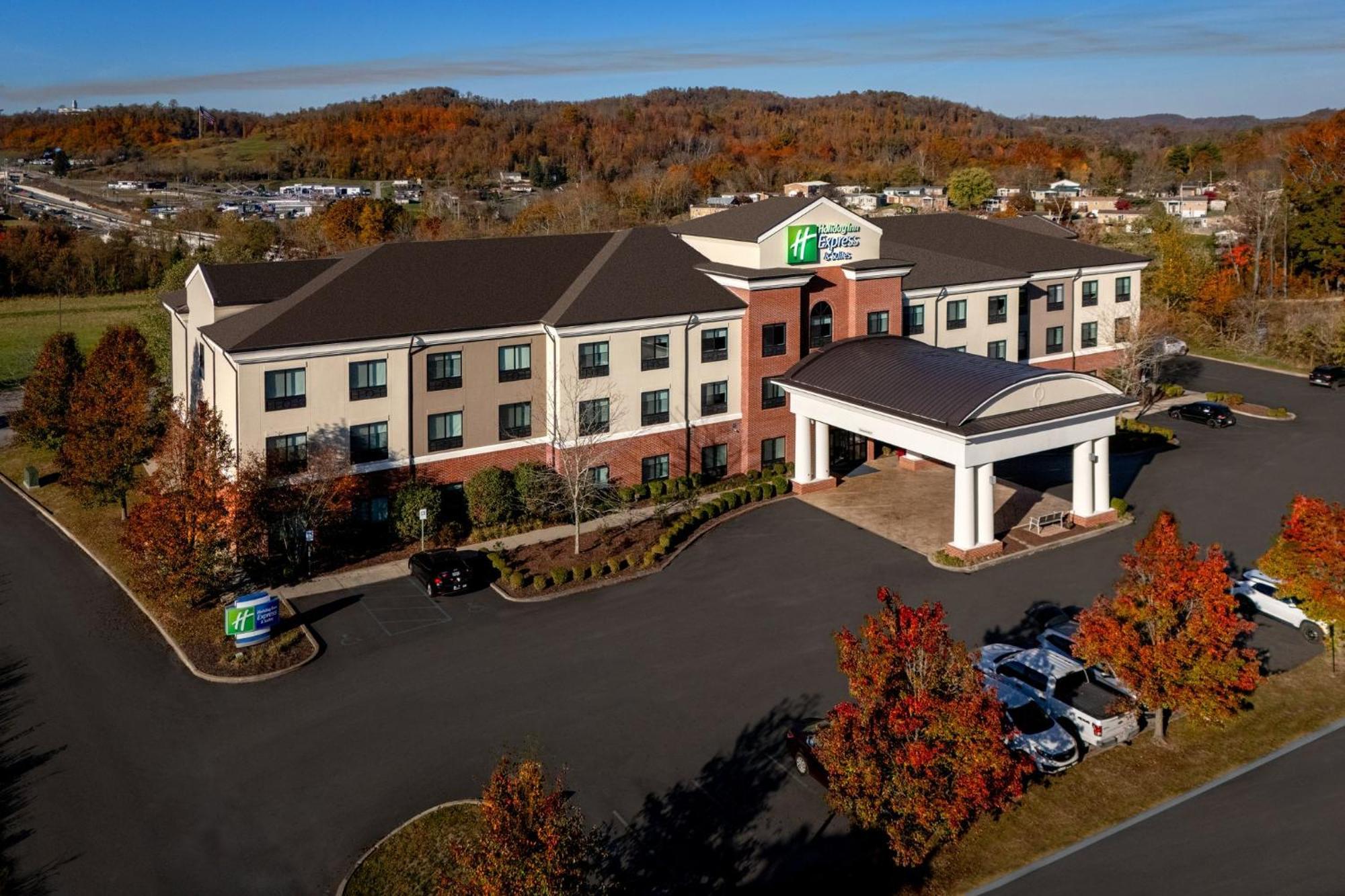 Holiday Inn Express & Suites Fairmont, An Ihg Hotel Exterior photo