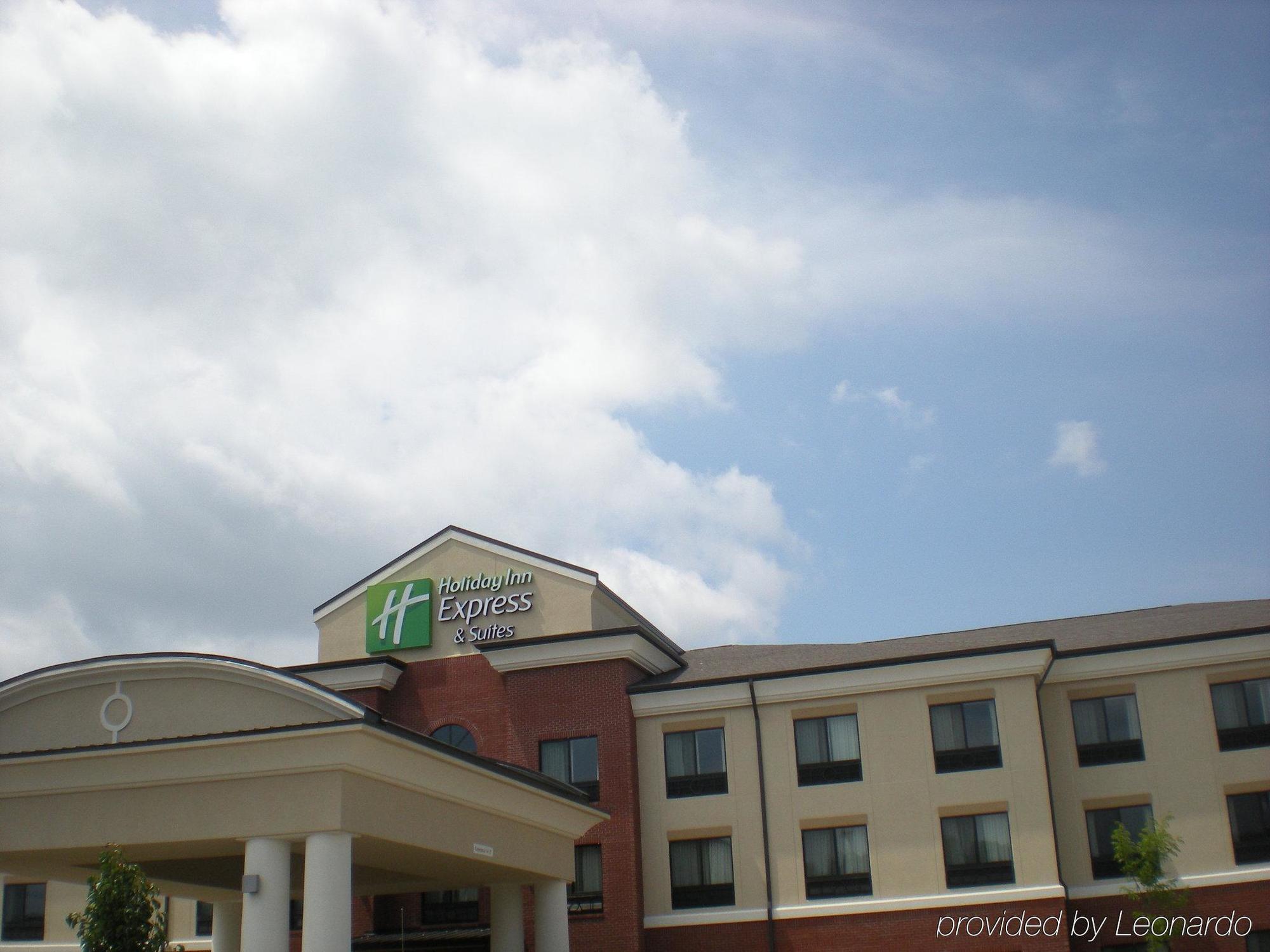 Holiday Inn Express & Suites Fairmont, An Ihg Hotel Exterior photo